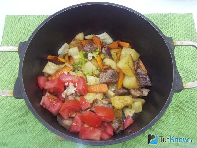 К мясу добавлены помидоры, чеснок и перец