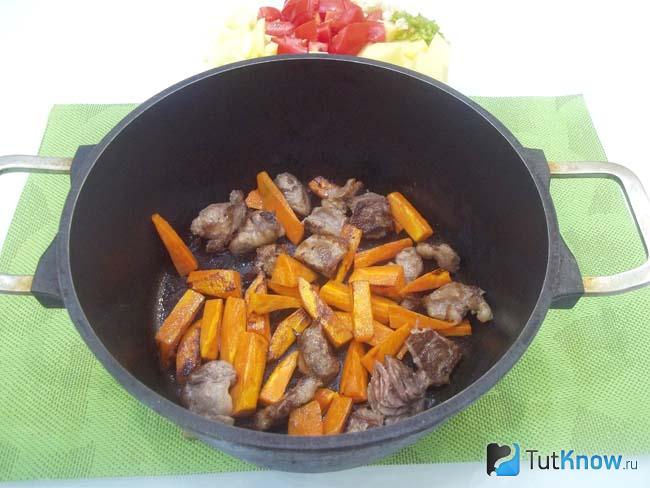 К мясу добавлена морковь