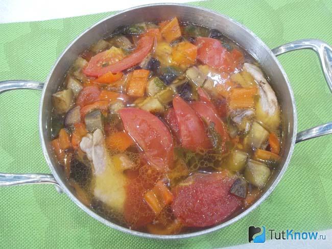 Жареный овощной суп с курицей сварен