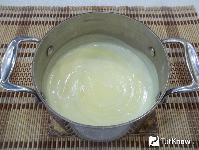 К желткам добавлено молоко и продукты доведены до кипения