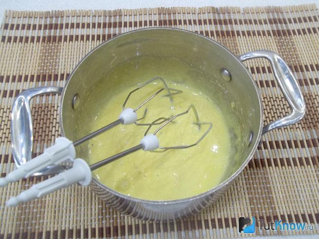 Желтки взбиты миксером