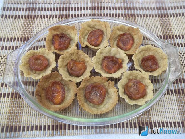 В корзиночки выложены половины абрикос