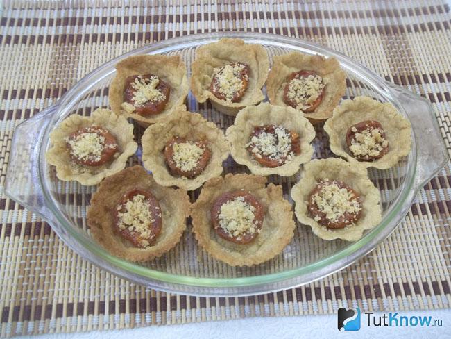Абрикосы присыпаны песочной стружкой
