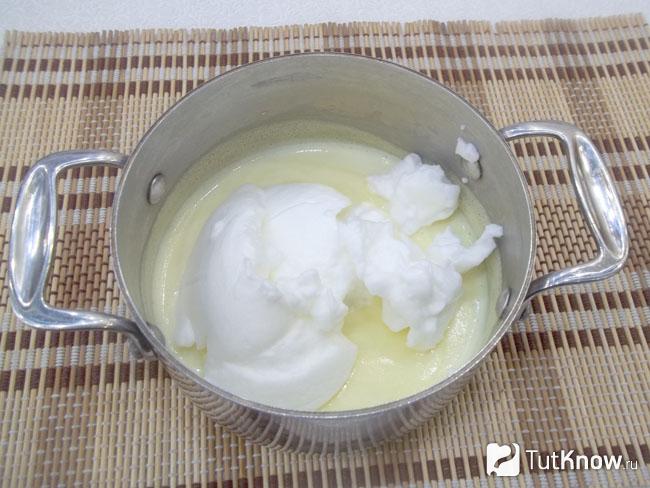 Взбитые белки добавлены в молочно-яичную массу