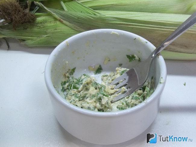 Масло со специями перемешано