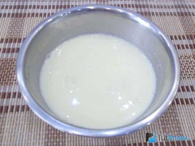 Молоко перемешано с яйцами