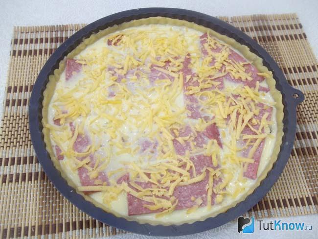 Пирог присыпан сырной стружкой