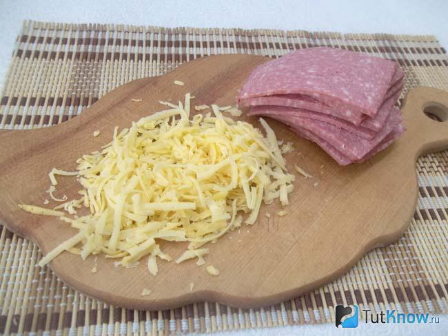 Сыр натерт на терке, колбаса нарезана дольками