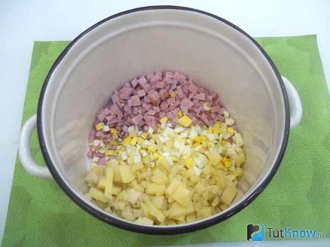 окрошка на курином бульоне рецепт со сметаной. 1540566810 5. окрошка на курином бульоне рецепт со сметаной фото. окрошка на курином бульоне рецепт со сметаной-1540566810 5. картинка окрошка на курином бульоне рецепт со сметаной. картинка 1540566810 5. Внезапный союз летнего холодного супа и куриного бульона. Как раз для летних жарких дней, одновременно легкое и питательное первое прохладное кушанье — окрошка. Вариантов ее приготовления существует огромное количество. Ее готовят на кефире, на квасе, на сметане, на майонезе, на бульоне, на сыворотке, на минеральной воде, и даже на пиве. Сегодня приготовим окрошку на бульоне и сметане. Нежное мясо, свежие овощи и ароматный бульон великолепно сочетаются между собой и дарят истинное наслаждение вкусом в жаркие летние дни! Блюдо настолько свежее и легкое, что съев одну порцию, непроизвольно тянешься за добавкой.