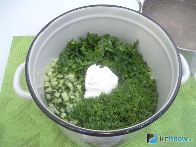 окрошка на курином бульоне рецепт со сметаной. 1540566817 10. окрошка на курином бульоне рецепт со сметаной фото. окрошка на курином бульоне рецепт со сметаной-1540566817 10. картинка окрошка на курином бульоне рецепт со сметаной. картинка 1540566817 10. Внезапный союз летнего холодного супа и куриного бульона. Как раз для летних жарких дней, одновременно легкое и питательное первое прохладное кушанье — окрошка. Вариантов ее приготовления существует огромное количество. Ее готовят на кефире, на квасе, на сметане, на майонезе, на бульоне, на сыворотке, на минеральной воде, и даже на пиве. Сегодня приготовим окрошку на бульоне и сметане. Нежное мясо, свежие овощи и ароматный бульон великолепно сочетаются между собой и дарят истинное наслаждение вкусом в жаркие летние дни! Блюдо настолько свежее и легкое, что съев одну порцию, непроизвольно тянешься за добавкой.