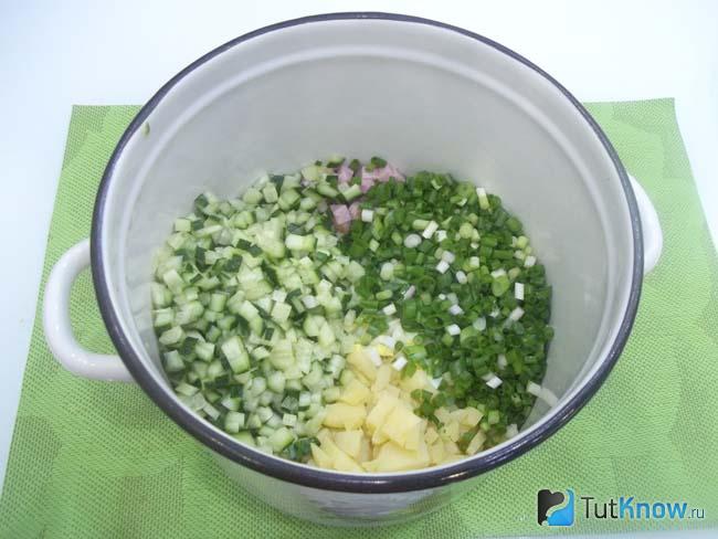 окрошка на курином бульоне рецепт со сметаной. 1540566863 7. окрошка на курином бульоне рецепт со сметаной фото. окрошка на курином бульоне рецепт со сметаной-1540566863 7. картинка окрошка на курином бульоне рецепт со сметаной. картинка 1540566863 7. Внезапный союз летнего холодного супа и куриного бульона. Как раз для летних жарких дней, одновременно легкое и питательное первое прохладное кушанье — окрошка. Вариантов ее приготовления существует огромное количество. Ее готовят на кефире, на квасе, на сметане, на майонезе, на бульоне, на сыворотке, на минеральной воде, и даже на пиве. Сегодня приготовим окрошку на бульоне и сметане. Нежное мясо, свежие овощи и ароматный бульон великолепно сочетаются между собой и дарят истинное наслаждение вкусом в жаркие летние дни! Блюдо настолько свежее и легкое, что съев одну порцию, непроизвольно тянешься за добавкой.
