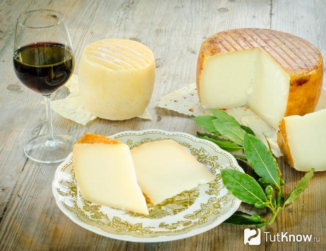 1540828511 syr pekorino sardo i bokal s vinom