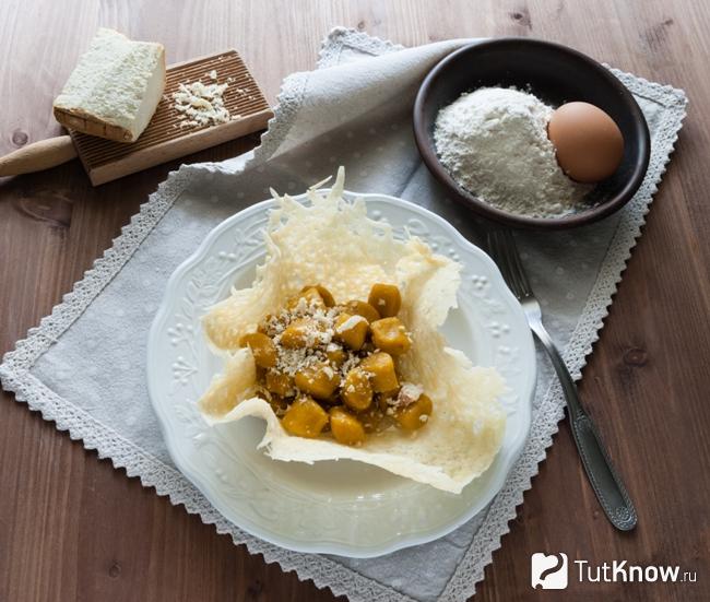 Сырная корзинка с салатом