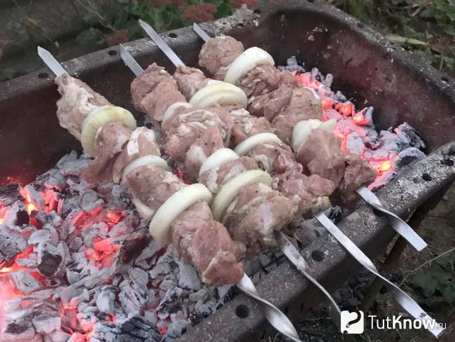 Мясо нанизано на шампуры