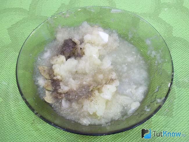 Репчатый лук соединен с чесноком и молотым перцем