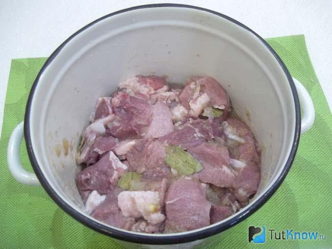 Мясо с луком перемешено