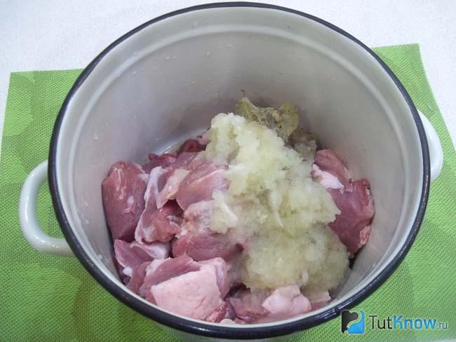 К мясу добавлен измельченный лук