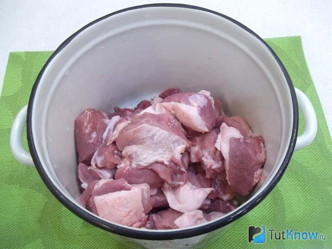 Мясо нарезано кусочками и сложено в кастрюлю