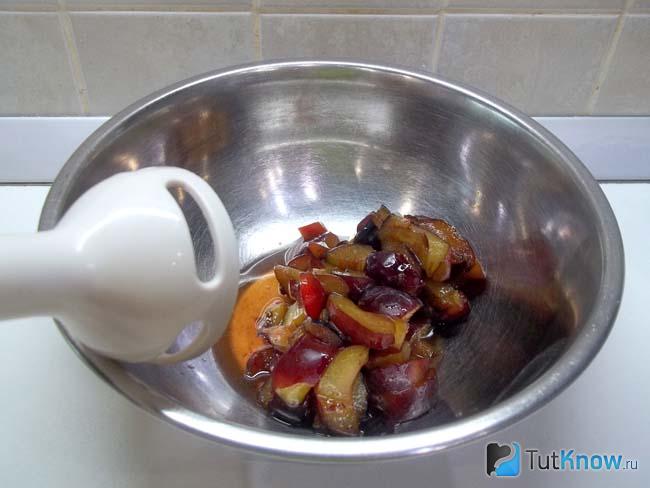 Из слив удалены косточки, мякоть нарезана кусочками и сложена в миску