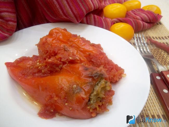 Готовый запеченный перец, фаршированный мясом и рисом