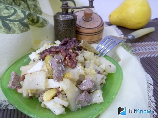Готовый салат с грушами, яйцами и орехами