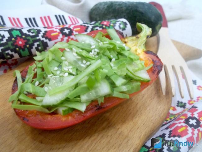 Готовый салат в половинке перца с капустой и огурцами