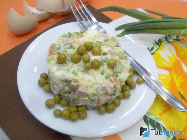 Готовый салат с яйцами, огурцами и колбасой