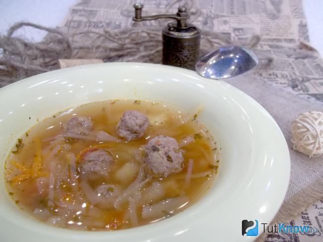 Готовый капустный суп с аджикой и фрикадельками