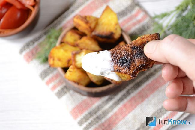 Картошка по-селянски в руке