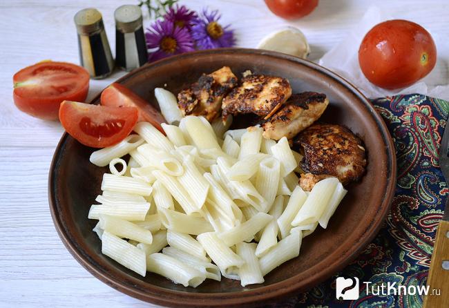 Тарелка с куриным филе, жаренным в томатном соусе