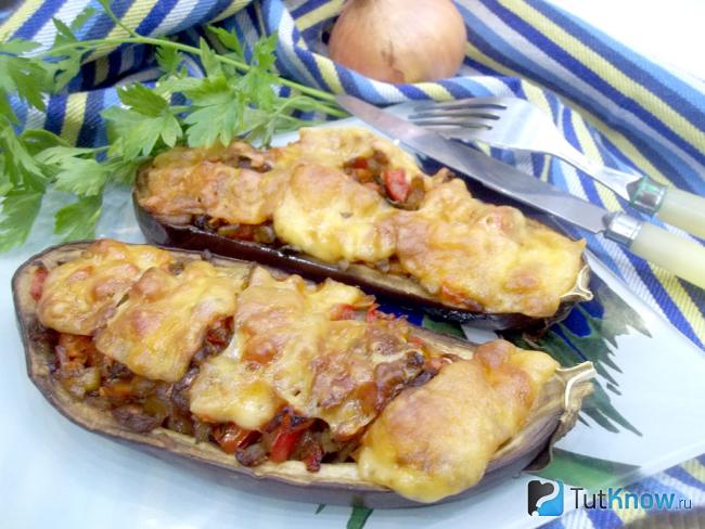 Готовые баклажаны фаршированные овощами под сырной корочкой