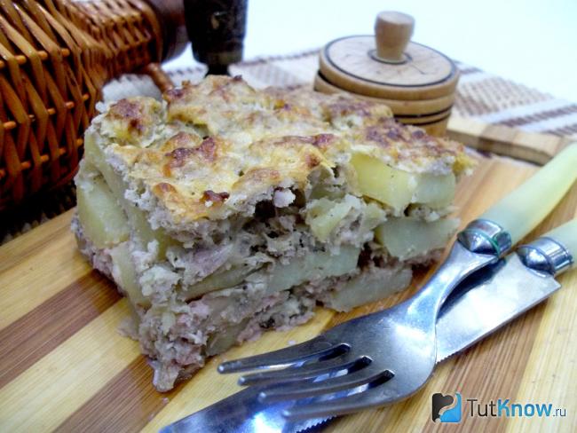 Готовая запеканка из фарша и картофеля