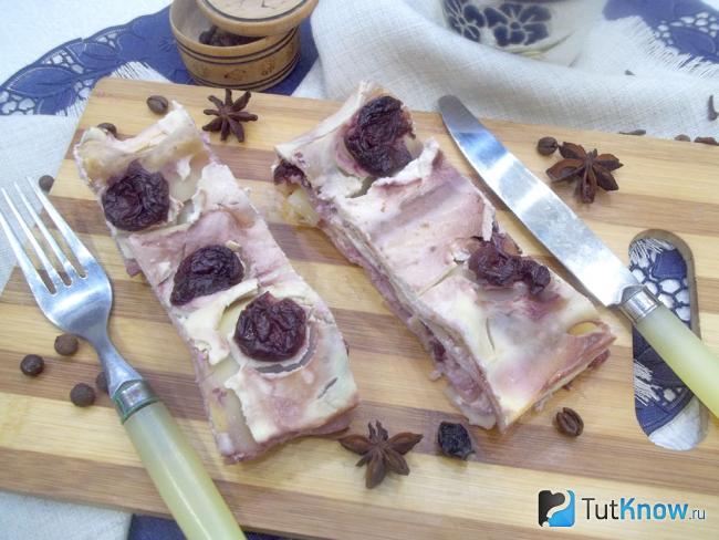 Готовая сладкая лазанья с творогом и вишнями