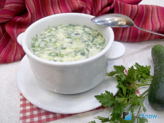 Готовая окрошка на копченом бульоне с копченой курицей