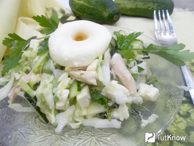 Готовый куриный салат с сыром, капустой и яйцом-пашот