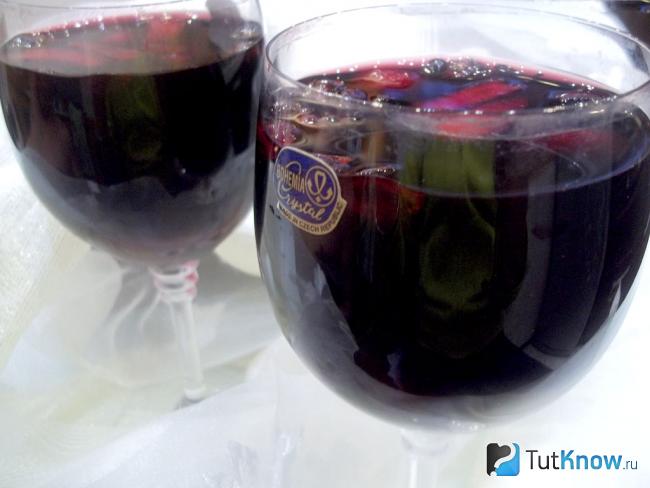 Готовая сангрия с клубникой и черешней