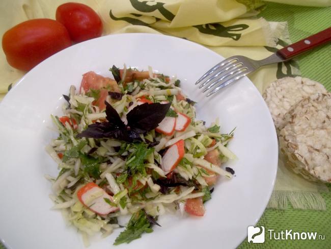 Готовый крабовый салат с капустой и помидорами