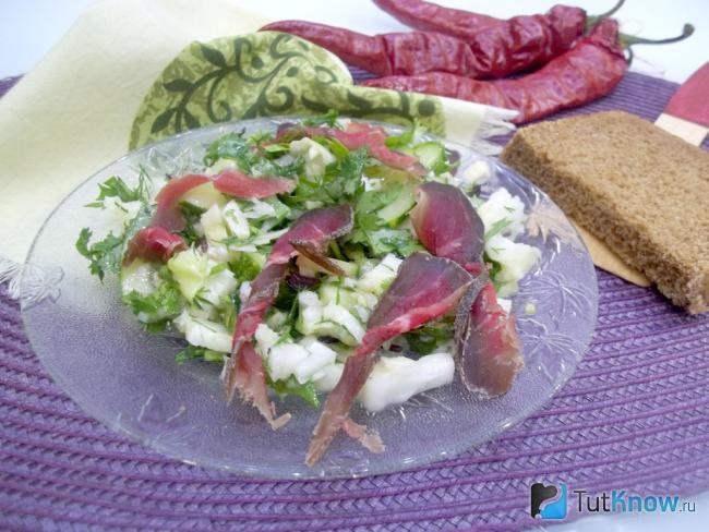 Готовый салат с капустой, огурцами и балыком