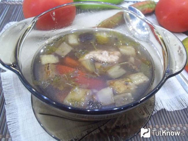 Готовый жареный овощной суп с курицей