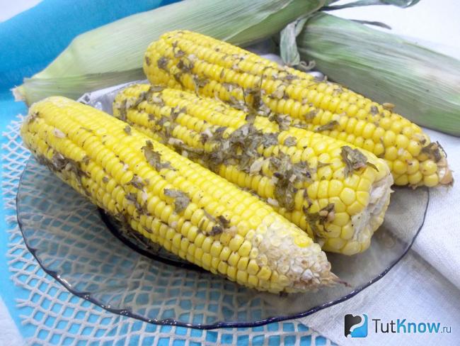 Готовая кукуруза в духовке с чесноком и горчицей