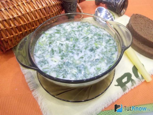 окрошка на курином бульоне рецепт со сметаной. 1540566830 1. окрошка на курином бульоне рецепт со сметаной фото. окрошка на курином бульоне рецепт со сметаной-1540566830 1. картинка окрошка на курином бульоне рецепт со сметаной. картинка 1540566830 1. Внезапный союз летнего холодного супа и куриного бульона. Как раз для летних жарких дней, одновременно легкое и питательное первое прохладное кушанье — окрошка. Вариантов ее приготовления существует огромное количество. Ее готовят на кефире, на квасе, на сметане, на майонезе, на бульоне, на сыворотке, на минеральной воде, и даже на пиве. Сегодня приготовим окрошку на бульоне и сметане. Нежное мясо, свежие овощи и ароматный бульон великолепно сочетаются между собой и дарят истинное наслаждение вкусом в жаркие летние дни! Блюдо настолько свежее и легкое, что съев одну порцию, непроизвольно тянешься за добавкой.