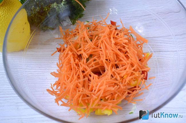 Нарезанный сладкий перец и тёртая морковка