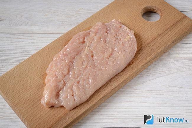 Куриное филе на разделочной доске