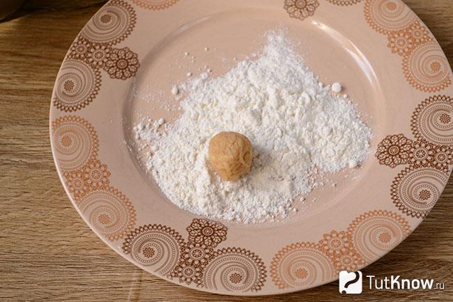 Шарик из картофельного фарша в муке