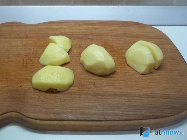 Картофель нарезан дольками