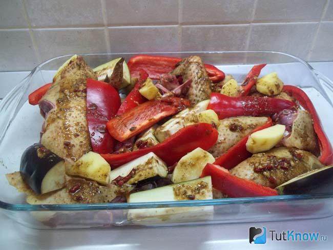Продукты залиты соусом