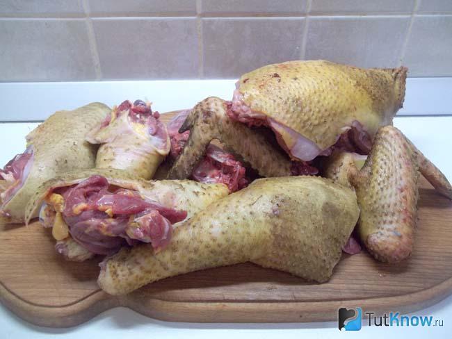 Утка нарезана кусочками