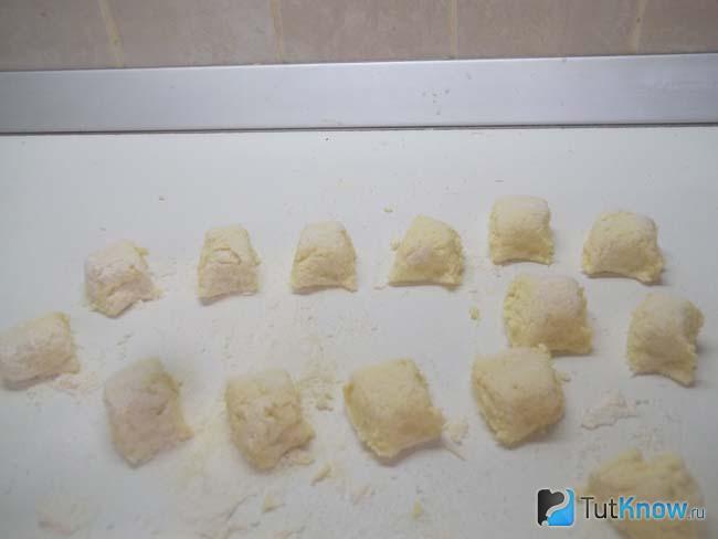 Тесто нарезано кусочками