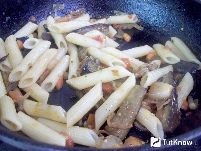 баклажаны с помидорами и чесноком на сковороде с макаронами. Смотреть фото баклажаны с помидорами и чесноком на сковороде с макаронами. Смотреть картинку баклажаны с помидорами и чесноком на сковороде с макаронами. Картинка про баклажаны с помидорами и чесноком на сковороде с макаронами. Фото баклажаны с помидорами и чесноком на сковороде с макаронами