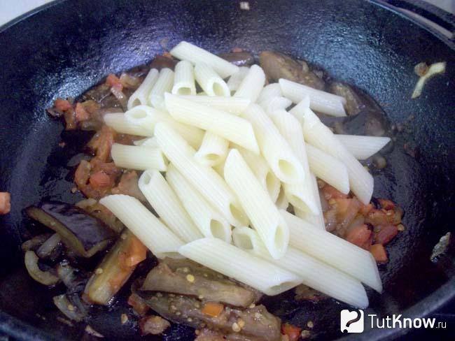 баклажаны с помидорами и чесноком на сковороде с макаронами. Смотреть фото баклажаны с помидорами и чесноком на сковороде с макаронами. Смотреть картинку баклажаны с помидорами и чесноком на сковороде с макаронами. Картинка про баклажаны с помидорами и чесноком на сковороде с макаронами. Фото баклажаны с помидорами и чесноком на сковороде с макаронами